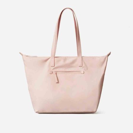 woman traveltote a1